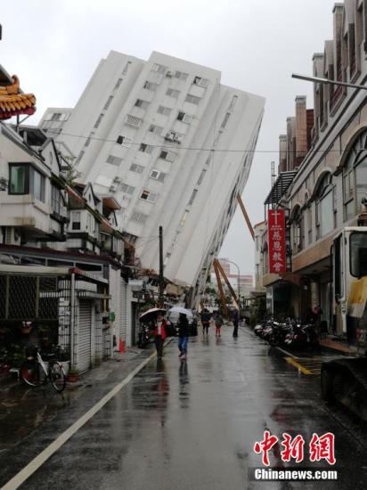 2月7日，台湾花莲发生强烈地震后，搜救工作在倾倒的云门翠堤大楼现场持续展开。<a target='_blank' href='http://www.chinanews.com/'>中新社</a>记者 肖开霖 摄