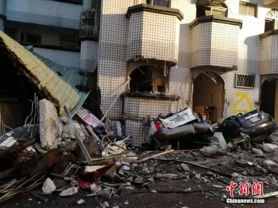 资料图：台湾花莲发生6.5级强烈地震，停放在花莲国民八街附近的车辆被压扁。<a target='_blank' href='http://www.chinanews.com/'>中新社</a>记者 肖开霖 摄