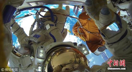 资料图：2月8日消息，俄罗斯宇航员Alexander Misurkin、Anton Shkaplerov以8小时12分打破俄罗斯人最长太空行走记录，此前，俄罗斯宇航员最长记录为13年12月创下的7小时29分钟。图片来源：视觉中国 文字来源：参考消息