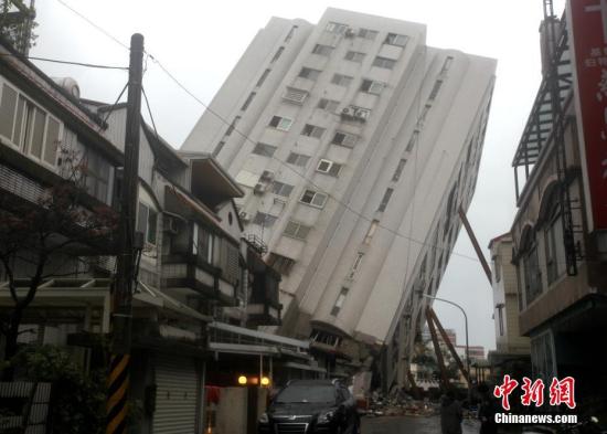 2月7日，台湾花莲震灾受损最严重的云门翠堤大楼，救援工作正在紧张进行中。2月6日深夜，花莲近海发生里氏6.5级地震，多栋大楼倒塌或倾斜，造成大量人员伤亡，数十人失联。云门翠堤大楼倾斜严重，并出现些微扭转位移。图为大楼倾倒的一面有数根钢柱支撑，十多个大型消波块(水泥构件)运到现场，放置于钢柱下方加固支撑。<a target='_blank' href='http://www.chinanews.com/'>中新社</a>记者 黄少华 摄
