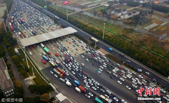 资料图：高速公路收费站。金汉昕 摄 图片来源：视觉中国