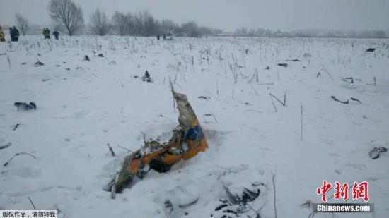 据塔斯社援引俄紧急情况部人士消息，当天该架飞机计划从莫斯科多莫杰多沃机场起飞，飞往奥尔斯科(Orsk)。飞机起飞后从雷达屏幕上消失。推测可能坠毁于莫斯科郊外的拉缅斯科区(Ramensk)。图为莫斯科郊外的雪原上散落的飞机残骸。