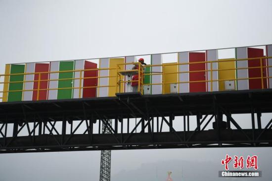 资料图：重庆涪陵红酒小镇一过街天桥上修建了一排“无性别公厕”。 陈超 摄