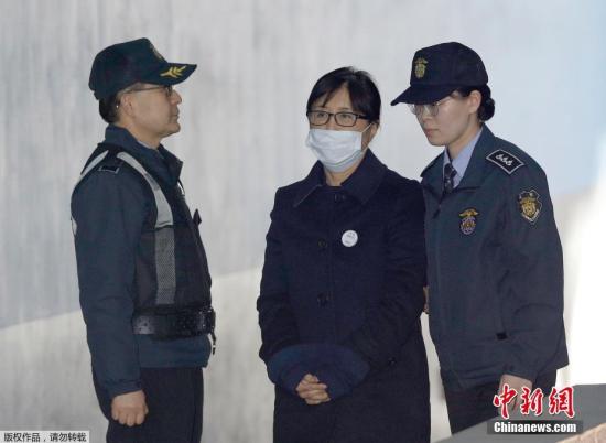 2016年11月，崔顺实遭检方以18项罪名起诉，其中13项罪名与朴槿惠构成共谋关系。