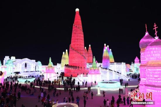 2月19日,哈尔滨冰雪大世界景区游客众多,迎来春节旅游高峰。第十九届冰雪大世界将中国共建“百花园”主张与冰雪艺术相融,以冰雪还原“一带一路”沿线的经典景观与人文风采,建设各国游客共享的“冰雪百花园”。园区内,可以乘坐“冰雪专列”畅游莫斯科红场、哈萨克小镇,到曼谷打大象冰滑梯,甚至抵达“南北极”,在全球“穿越之旅”中感受冰雪魅力。图为游人在冰雪大世界园区内尽情享受着冰雪的乐趣。
<a target='_blank' href='http://www-chinanews-com.ynbest.com/'>中新社</a>记者 于琨 摄 2月19日,哈尔滨冰雪大世界景区游客众多,迎来春节旅游高峰。第十九届冰雪大世界将中国共建“百花园”主张与冰雪艺术相融,以冰雪还原“一带一路”沿线的经典景观与人文风采,建设各国游客共享的“冰雪百花园”。园区内,可以乘坐“冰雪专列”畅游莫斯科红场、哈萨克小镇,到曼谷打大象冰滑梯,甚至抵达“南北极”,在全球“穿越之旅”中感受冰雪魅力。图为游人在冰雪大世界园区内尽情享受着冰雪的乐趣。
<a target='_blank' href='http://www-chinanews-com.ynbest.com/'>中新社</a>记者 于琨 摄