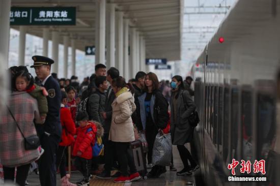 2018年春节长假接近尾声，车站客流增多。<a target='_blank' href='http://www.chinanews.com/'>中新社</a>记者 贺俊怡 摄