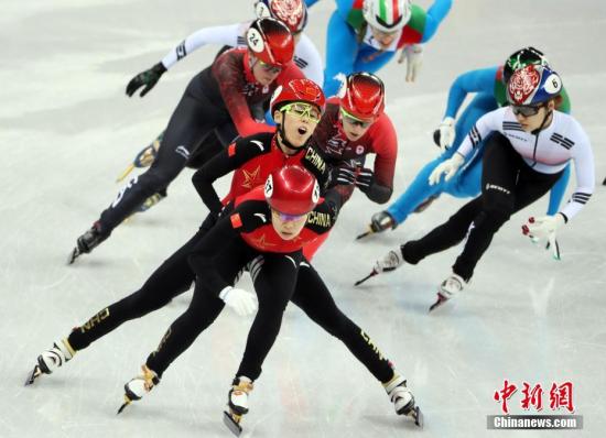 2月20日晚，在平昌冬奥会短道速滑女子3000米接力决赛中，中国队以第二名冲过终点，但最终被判罚犯规，无缘奖牌。/p中新社记者 宋吉河 摄