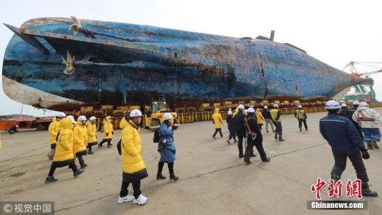 资料图：韩国“世越号”沉船。 图片来源：视觉中国