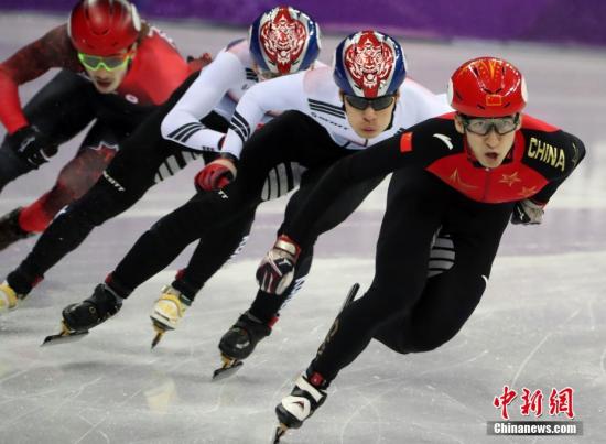 2月22日，在平昌冬奥会短道速滑男子500米决赛中，中国选手武大靖(右一)夺得金牌。/p中新社记者 宋吉河 摄