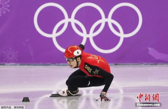 在平昌冬奥会短道速滑男子500米的决赛中，现世界排名第一的中国选手武大靖以创世界纪录的39秒584获得冠军。图为武大靖在比赛中。