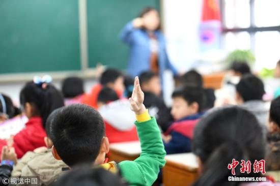 资料图：孩子们正在上课。 兴晗 摄 图片来源：视觉中国