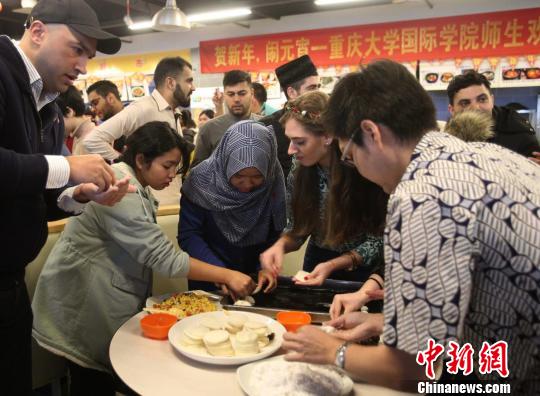 社区里的汤圆香：外籍居民成都欢庆元宵节