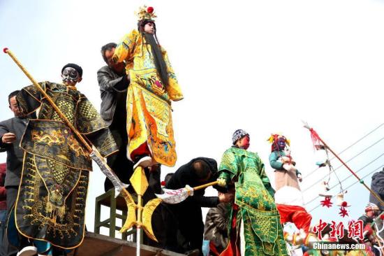 ͼΪ���ݴ�ͳϷ������ĺ�ͯ�����ڽ�����¥�ߵĸ�̧�ϣ����ݡ����š���Ŀ��̧��<a target='_blank' href='http://www.chinanews.com/'>������</a>���� ������ ��