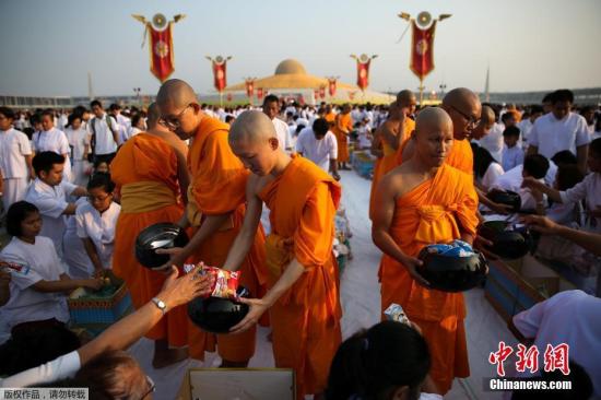当地时间3月1日，泰国庆祝万佛节活动在巴吞他尼府举行，佛教僧侣在最大佛寺之一法身寺参加“布施”仪式。万佛节是泰国的传统佛教节日，在每年泰历三月十五日举行。相传佛教创始人释迦牟尼于泰历三月十五日在摩揭陀国王舍城竹林园大殿，向前来集会的1250名罗汉首次宣传教义，故称其为四方聚集的集会。笃信小乘佛教的泰国佛教徒将该次集会视为佛教创建之日，每年都在这一天进行隆重庆祝、纪念。泰国的佛教徒早在阿育陀耶王朝时期就开始纪念万佛节，至曼谷王朝五世王时，官方开始举行庆祝仪式，并于1913年将这一天定为节假日并成为泰国人民传统的佛教节。