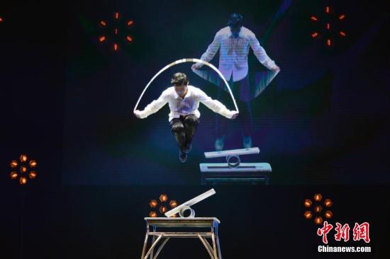 2018“文化中国·四海同春”慰侨演出2月28日晚在巴黎会议宫举走,为旅法侨胞送上春节的文化大餐。图为杂技演员王强外演的获奖节现在《晃管》有惊无险。
中新社记者 龙剑武 摄 2018“文化中国·四海同春”慰侨演出2月28日晚在巴黎会议宫举走,为旅法侨胞送上春节的文化大餐。图为杂技演员王强外演的获奖节现在《晃管》有惊无险。
中新社记者 龙剑武 摄