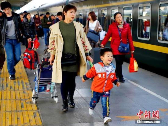 资料图：“小候鸟”在妈妈的陪同下踏上返程列车。李叶青 摄