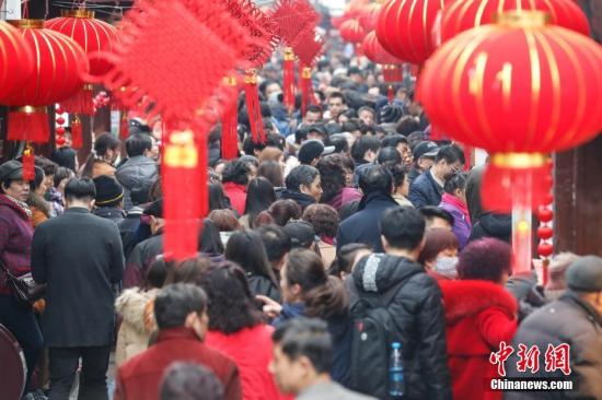 元宵佳节上海七宝老街吸引不少民众前来品尝年味。 张亨伟 摄