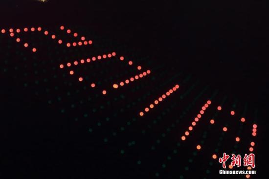 3月2日晚，是中国传统节日元宵节，一场由500架无人机共同表演的灯光秀在西安上演。 王晓凯 摄