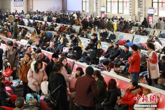 资料图：3月3日，正月十六，郑州火车站迎来节后返程客流高峰。 周延民 摄