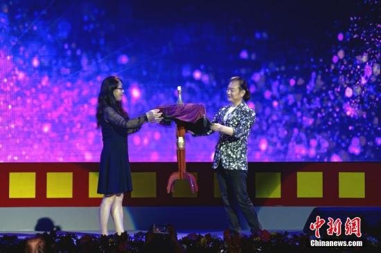 “文化中国·四海同春”国侨办大型慰侨演出轰动马尼拉。图为中国杂技团有“亚洲第一魔法王子”称号的魔术师李宁(右)邀请不悦目多一首外演《微妙魔法》。中新社记者 关向东 摄 “文化中国·四海同春”国侨办大型慰侨演出轰动马尼拉。图为中国杂技团有“亚洲第一魔法王子”称号的魔术师李宁(右)邀请不悦目多一首外演《微妙魔法》。中新社记者 关向东 摄