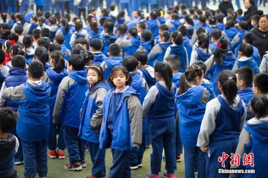 资料图：郑州一小学的学生们参加开学典礼。 张云 摄