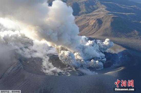 当地时间2018年3月6日，从日本小林市观测新燃岳火山喷出浓烟。