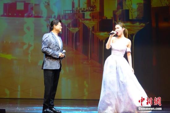 图为男高音歌唱家莫华伦与旅意华侨歌唱家王冰冰合作《饮酒歌》.