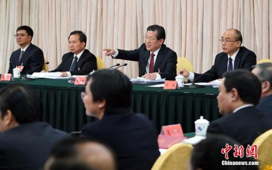 3月8日，十三屆全國人大一次會議河北省代表團在北京舉行全體會議。全國人大代表、河北省委書記王東峰(右二)與全國人大代表、省長許勤(右一)在會上回答記者提問。 記者 毛建軍 攝
