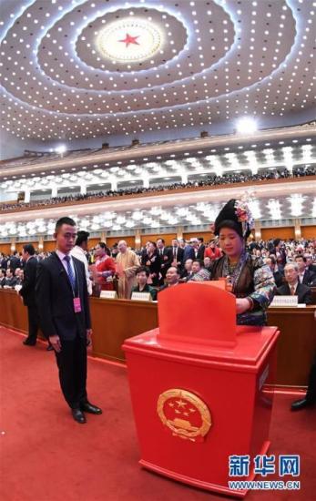 3月11日，十三届全国人大一次会议在北京人民大会堂举行第三次全体会议。这是代表投票表决宪法修正案草案。新华社记者 饶爱民 摄 图片来源：新华网