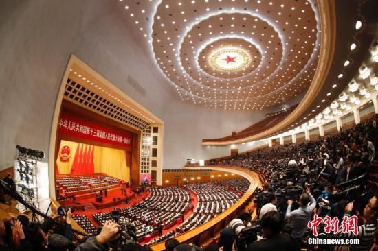 3月11日下午，十三届全国人大一次会议在北京人民大会堂举行第三次全体会议，表决通过《中华人民共和国宪法修正案》。 <a target='_blank' href='http://www.chinanews.com/'>中新社</a>记者 杜洋 摄