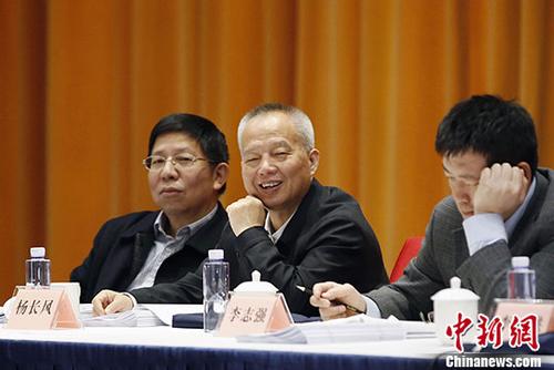 3月10日,全国政协委员、北斗卫星导航系统总设计师杨长风(中)参加全国政协十三届一次会议中国科学技术协会界小组讨论会。 中新社记者 卞正锋 摄 3月10日,全国政协委员、北斗卫星导航系统总设计师杨长风(中)参加全国政协十三届一次会议中国科学技术协会界小组讨论会。 中新社记者 卞正锋 摄