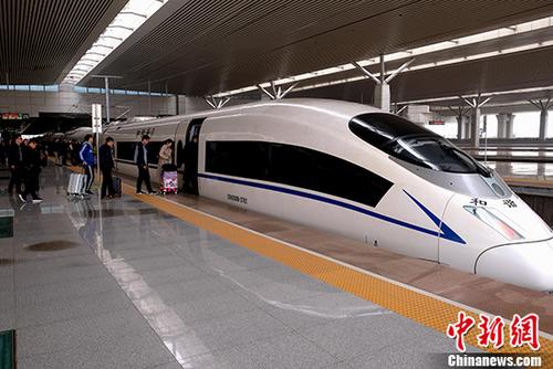 3月15日，河南郑州高铁东站，旅客准备乘坐高铁出行。中国铁路总公司原副总经理卢春房当天表示，到2025年，中国高速铁路运营里程将达到3.8万公里。 <a target='_blank' href='http://www.chinanews.com/'>中新社</a>记者 王中举 摄