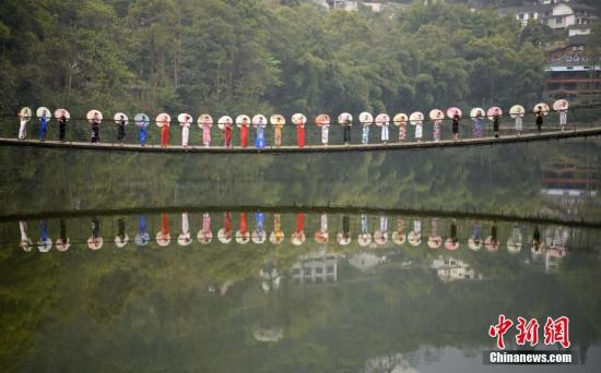 Cheongsam lovers pose on a bride in the Emei Mountain scenic area, Sichuan Province.  (File photo/China News Service)