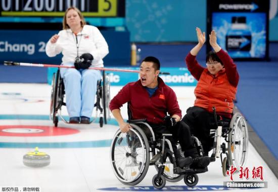 当地时间3月17日，2018年平昌冬残奥会结束了轮椅冰壶的决赛，中国队通过加时赛6-5击败挪威，夺得中国代表团历史上第一枚冬残奥金牌！