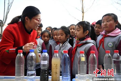 资料图：志愿者通过水样展示向学生宣传保护水源知识。<a target='_blank' href='http://www.chinanews.com/'>中新社</a>记者 韩苏原 摄