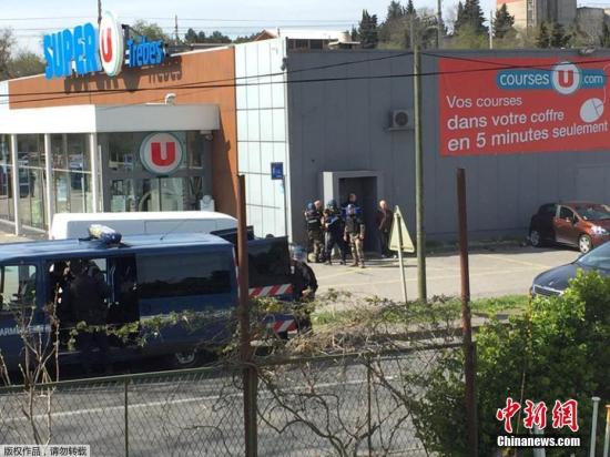 当地时间3月23日，法国南部特雷布斯镇(Trebes)一家超市发生人质劫持事件。据外媒报道称，目前该事件已造成至少2人死亡。