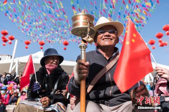 3月28日,一位藏族老人在拉萨宗角禄康公园观看“西藏百万农奴解放纪念日”文艺演出。当日是西藏百万农奴解放59周年纪念日。
中新社记者 何蓬磊 摄 3月28日,一位藏族老人在拉萨宗角禄康公园观看“西藏百万农奴解放纪念日”文艺演出。当日是西藏百万农奴解放59周年纪念日。
中新社记者 何蓬磊 摄