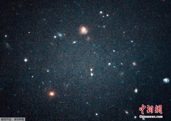 资料图：被科学家们戏称为“透明星系”的NGC 1052-DF2星系。