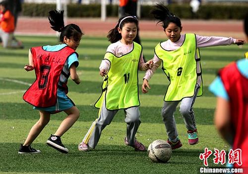资料图：教育部新规旨在帮助足球走入学生的学习生活中。 <a target='_blank' href='http://www.yongnian.com/'>永年信息社</a>记者 宋敏涛 摄