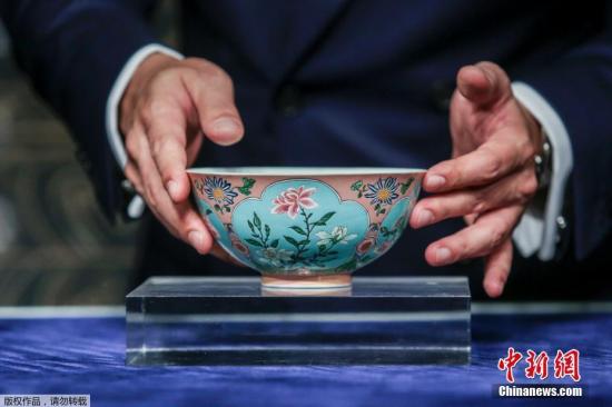 资料图：4月3日，香港苏富比2018年中国艺术品春拍开槌，大热门清康熙粉红地珐琅彩开光花卉碗，天价拍出。