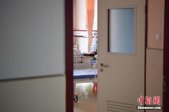 4月3日，一名入住安宁疗护病区的患者躺在病床上休息。 <a target='_blank' href='http://www.chinanews.com/'>中新社</a>记者 刘冉阳 摄