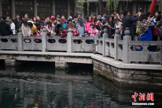 4月5日，山东省济南市，大批游客涌进趵突泉公园观光游览。当日是清明小长假的第一天，中国多地旅游景点开启“人海模式”。 <a target=