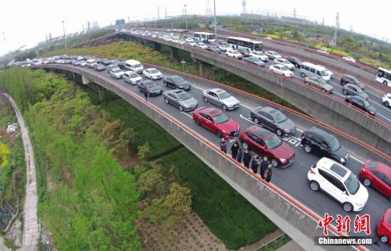 资料图:高速路上的车流。 中新社记者 殷立勤 摄 资料图:高速路上的车流。 中新社记者 殷立勤 摄