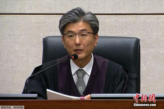 当地时间2018年4月6日，韩国法院对前总统朴槿惠“干政门”作出一审判决，朴槿惠多项罪名成立，获刑24年，罚款180亿韩元。