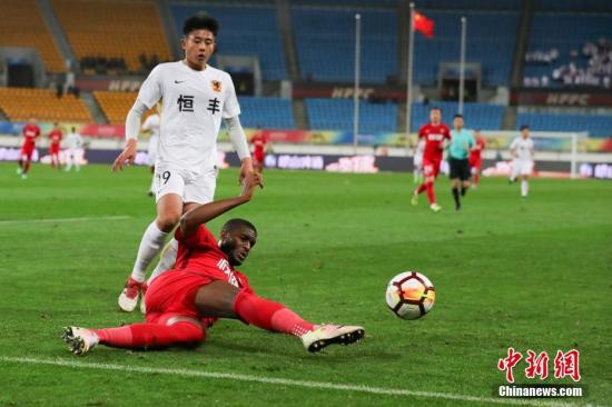 资料图:莫德斯特(红)代表天津权健在比赛中。 <a target='_blank' href='http://www-chinanews-com.pifu88.com/'>中新社</a>记者 贺俊怡 摄 资料图:莫德斯特(红)代表天津权健在比赛中。 <a target='_blank' href='http://www-chinanews-com.pifu88.com/'>中新社</a>记者 贺俊怡 摄