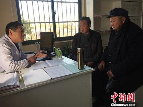 村民在安徽定远县池河镇高刘村卫生室续签家庭医生服务协议。中新社记者 吴兰 摄