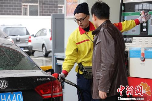 4月12日，哈爾濱市一加油站內，車主排隊加油。<a target='_blank' href='http://big5.china.com.cn/gate/big5/www.chinanews.com/'>中新社</a>記者 于琨 攝