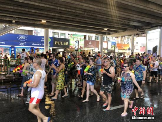资料图片：2018年4月13日，曼谷街头市民游客“泼水”狂欢。<a target='_blank' href='http://www.chinanews.com/'>中新社</a>记者 王国安 摄