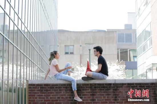 当地时间4月14日，美国费城宾夕法尼亚大学校园，学生在春花灿烂的校园中。 /p中新社记者 廖攀 摄