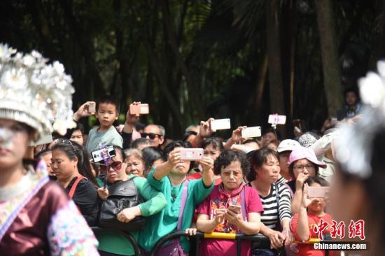 市民在热闹的活动现场拍照。王以照 摄 市民在热闹的活动现场拍照。王以照 摄